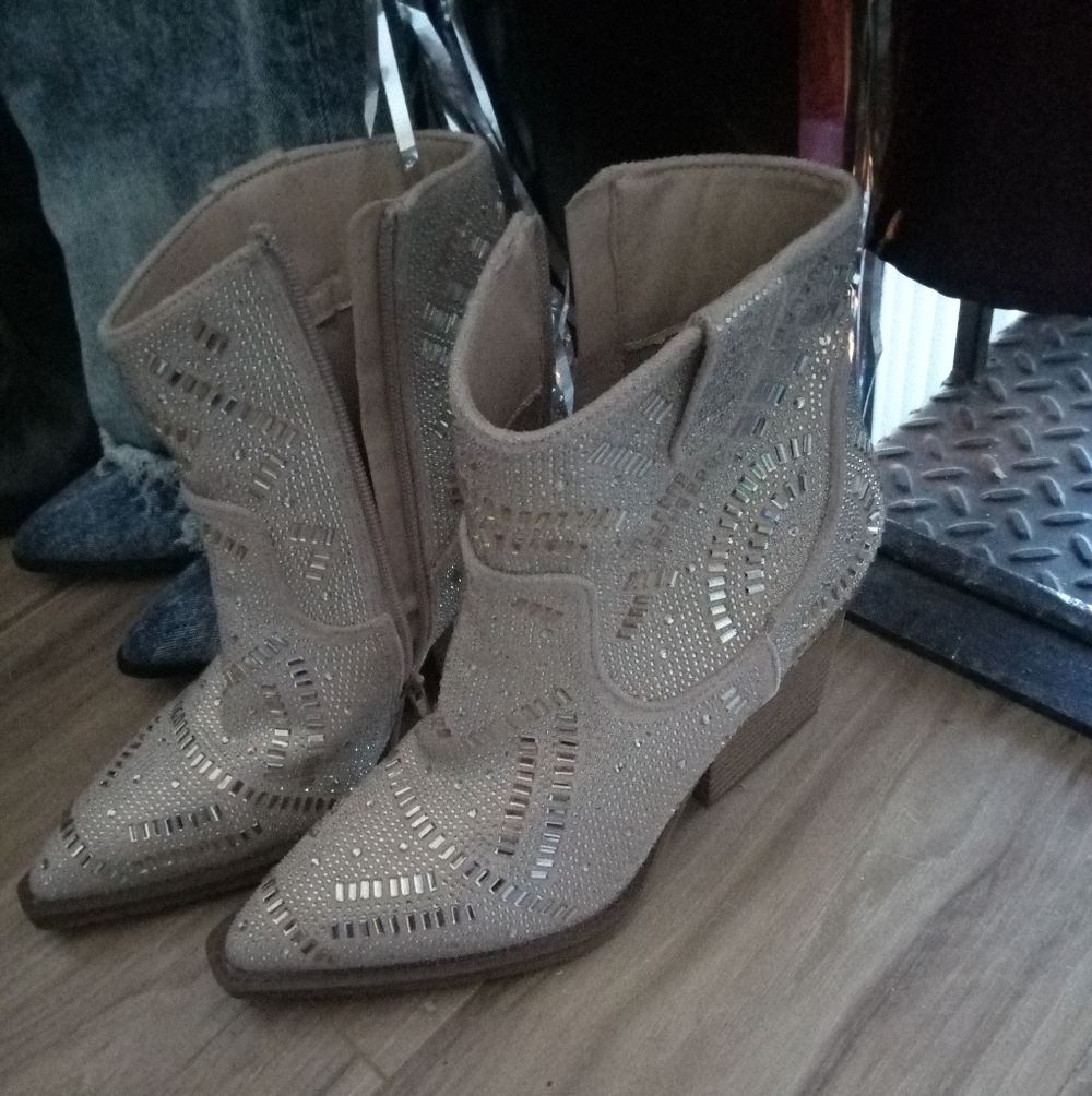 Rouge Beige Ankle Boots with Silver Accents Design Size 8.